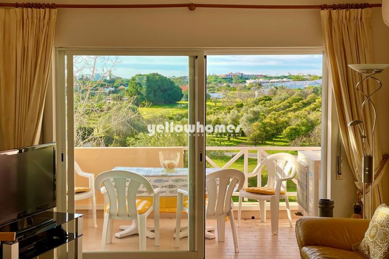 Excelente relação preço/qualidade: Apartamento T2 penthouse com vistas fantásticas perto da praia da Falesia